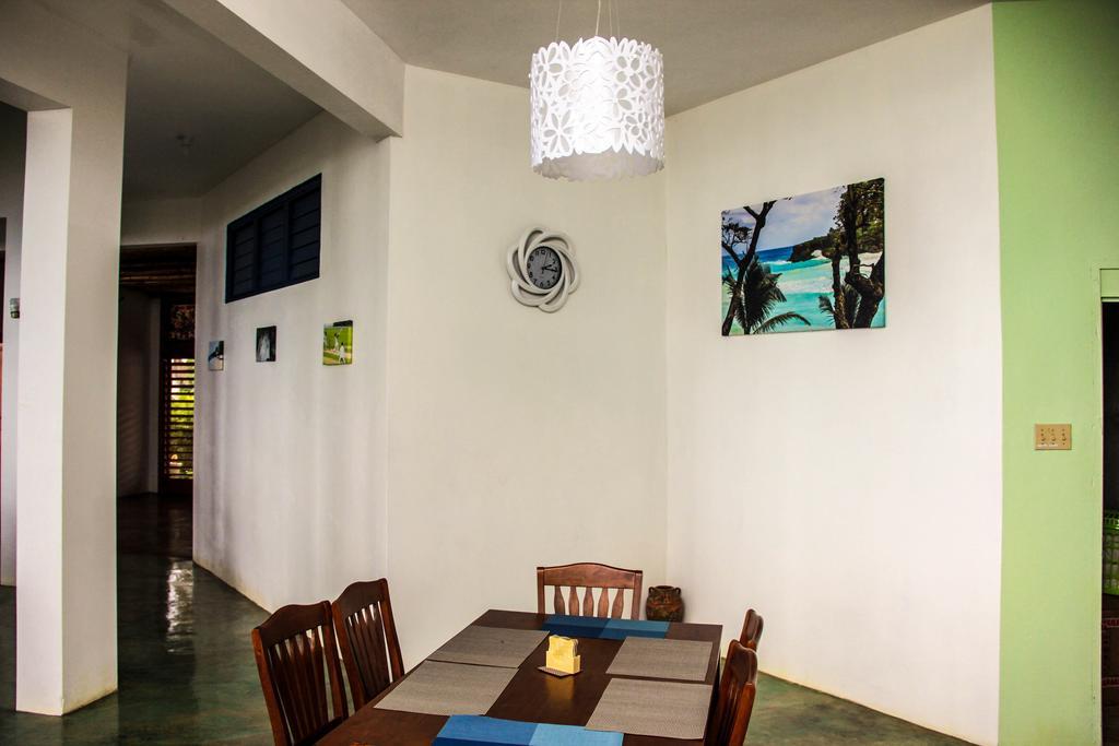 Sunshine Lodge: Your Home Away From Home モンテゴ・ベイ エクステリア 写真