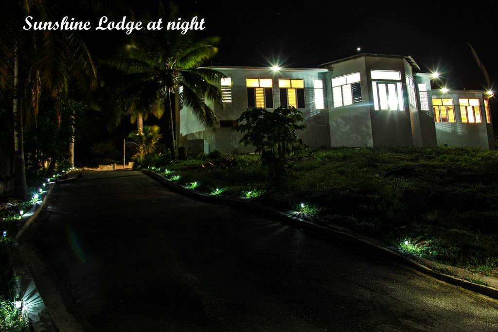 Sunshine Lodge: Your Home Away From Home モンテゴ・ベイ エクステリア 写真