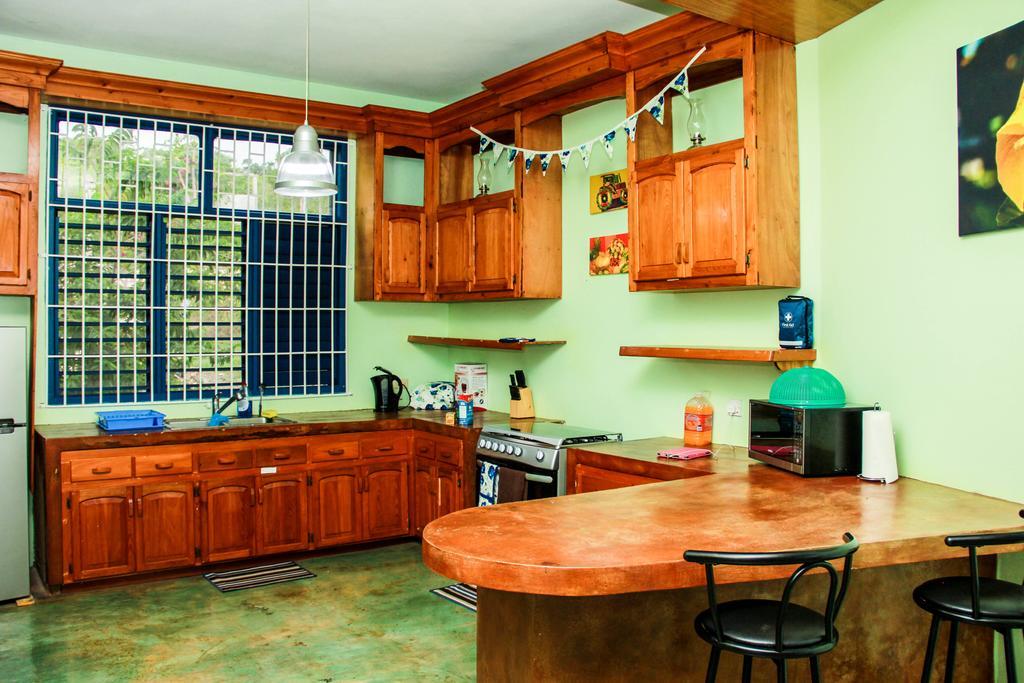 Sunshine Lodge: Your Home Away From Home モンテゴ・ベイ エクステリア 写真