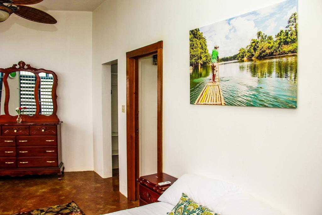 Sunshine Lodge: Your Home Away From Home モンテゴ・ベイ エクステリア 写真