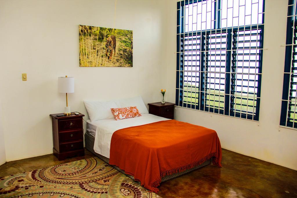 Sunshine Lodge: Your Home Away From Home モンテゴ・ベイ エクステリア 写真