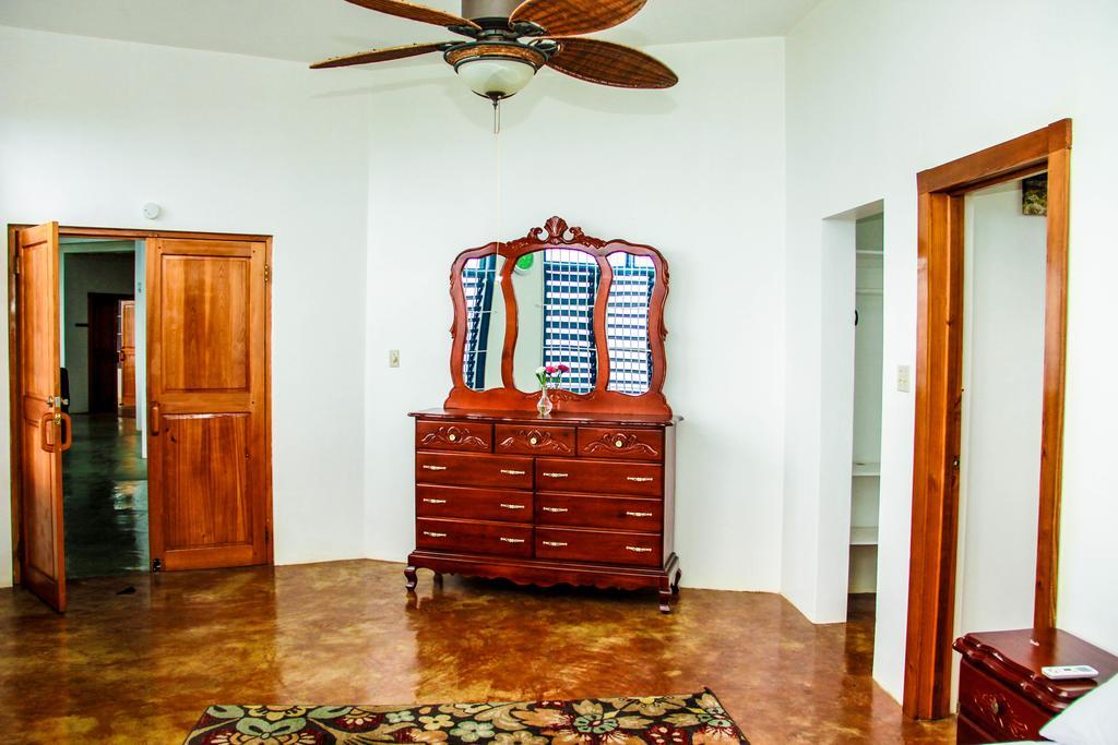 Sunshine Lodge: Your Home Away From Home モンテゴ・ベイ エクステリア 写真