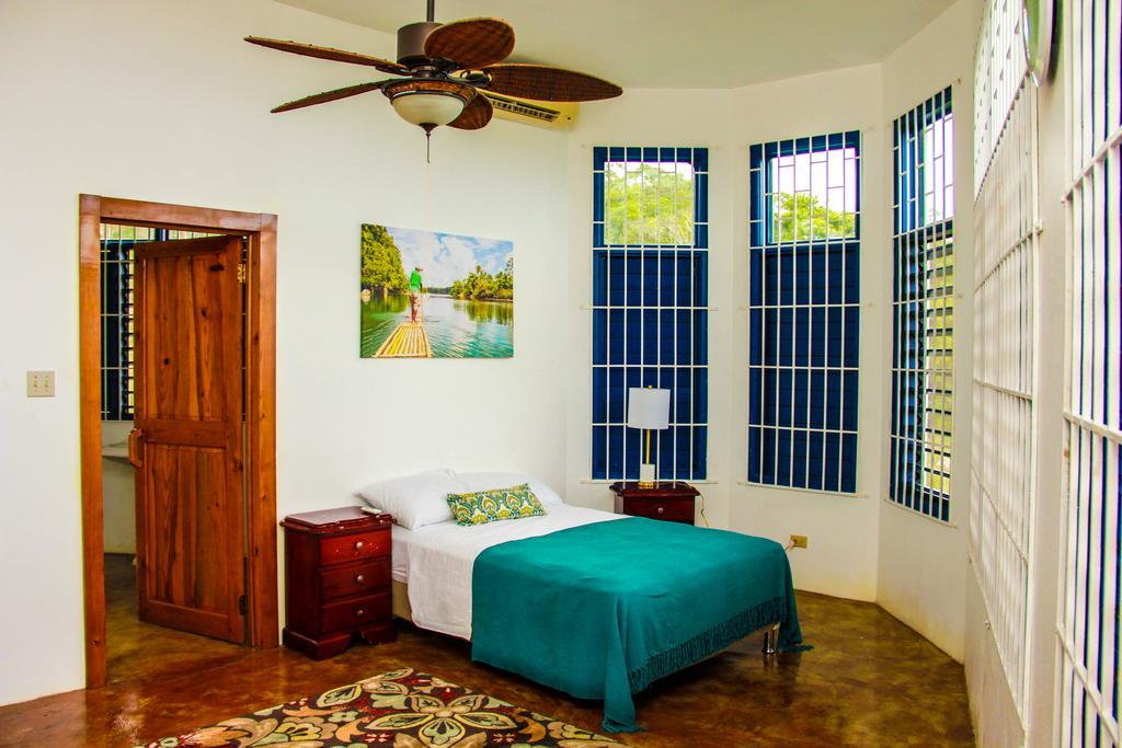Sunshine Lodge: Your Home Away From Home モンテゴ・ベイ エクステリア 写真