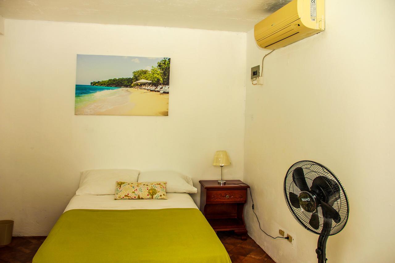 Sunshine Lodge: Your Home Away From Home モンテゴ・ベイ エクステリア 写真